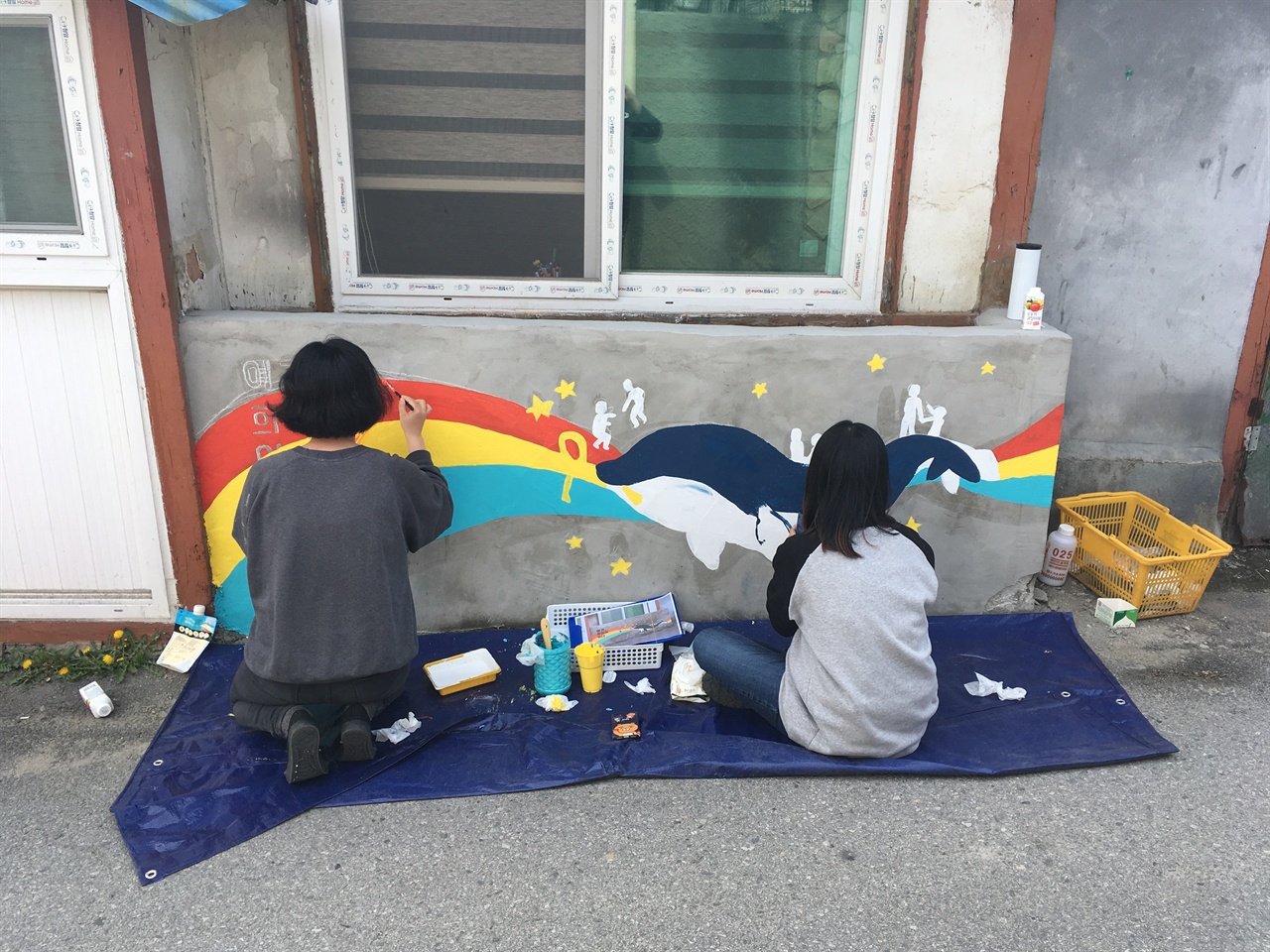 강릉 청년들이 강릉시 용강동 건물 외벽에 두 번째 벽화를 그리고 있다.
