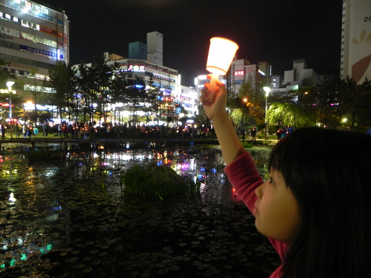 장미공원 연못을 세월호 촛불로 둘러쌌다.