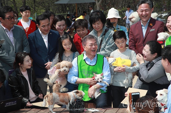 문재인 더불어민주당 대선후보가 지난 15일 오후 서울 마포구 월드컵공원 반려견 놀이터를 찾아 시민들과 함께 반려동물 및 동물 복지 대책에 대해 이야기를 나누고 있다.