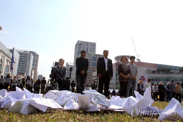 15일 오후 창원광장에서 열린 '세월호 3주기 추모문화제'에서 참가자들이 하얀색 종이배를 바닥에 깔아두고 묵념하고 있다.
