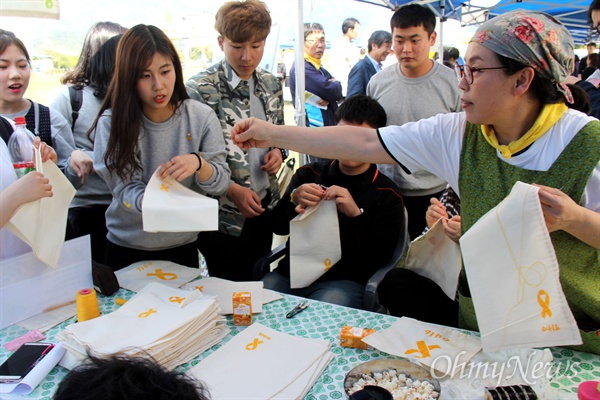 15일 오후 창원광장에서 열린 '세월호 3주기 추모문화제' 참가자들의 수건 만들기.