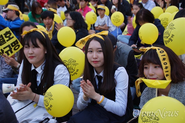  15일 오후 대구시 중구 동성로 대구백화점 앞에서 열린 세월호 참사 3주기 추모제에 나온 학생들이 머리에 노란 머리띠를 하고 있다.