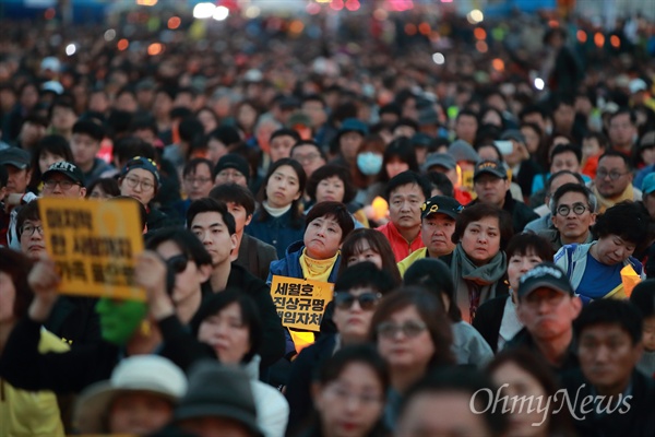 세월호참사 3주기를 하루앞둔 15일 오후 서울 광화문광장에서 열린 <‘4월 16일의 약속, 함께 여는 봄’ 기억문화제>에서, 대형스크린을 통해 참사 당시 영상이 나오자 시민들이 숨 죽인 채 지켜보고 있다.