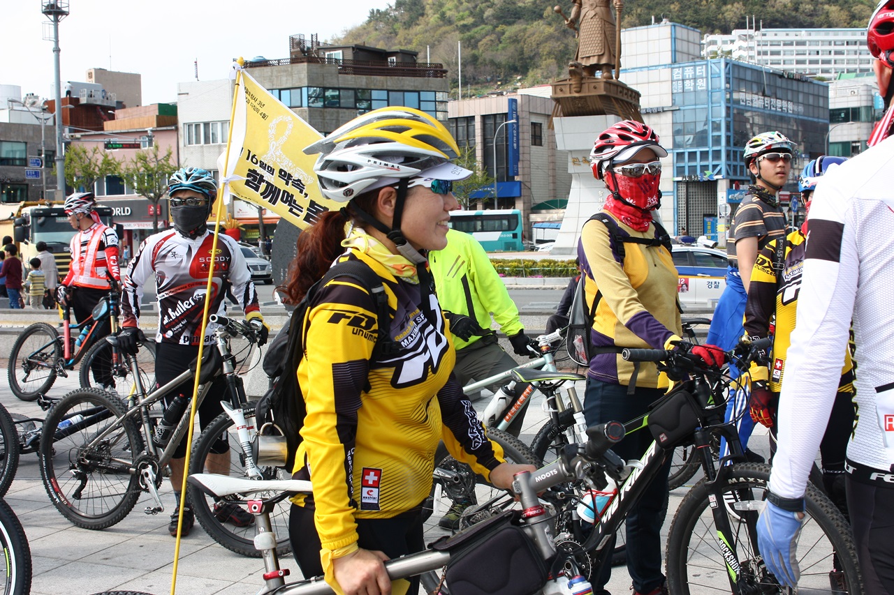 세월호 추모행사에 참가한 여수시 자전거 동호회원들은 자전거에 세월호 추모기를 달고 자전거 이용활성화 캠페인을 펼쳤다