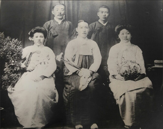 전수산 지사 형제들,앞줄 오른쪽 끝이 전수산 지사, 1916년 무렵 