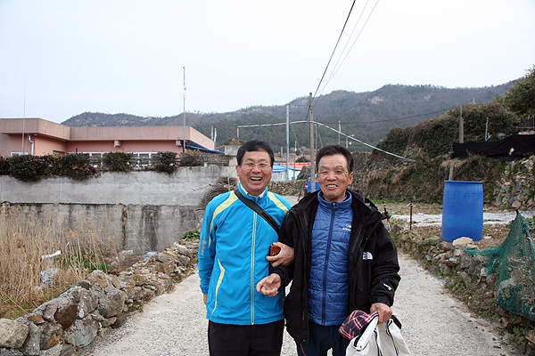 횡간도 마을을 돌아보다가 이재언연구원(왼쪽)의 깨복쟁이 친구를 만났다