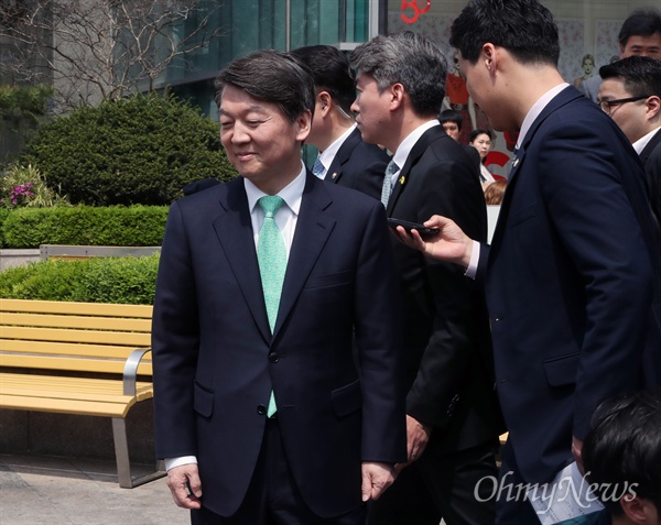 국민의당 안철수 대선후보가 16일 오후 서울 노원구 노원 문화의 거리를 방문해 시민들과 인사한 후 기자들의 질문에 답하고 있다.  안 후보의 부인 김미경 서울대 교수가 의원 사무실 직원들에게 사적인 업무를 지시한 데 대해 기자 질문을 받은 안 후보는 "아내가 사과했습니다. 저도 같은 마음입니다."라는 두 마디만 남기고 이 자리를 떴다. 