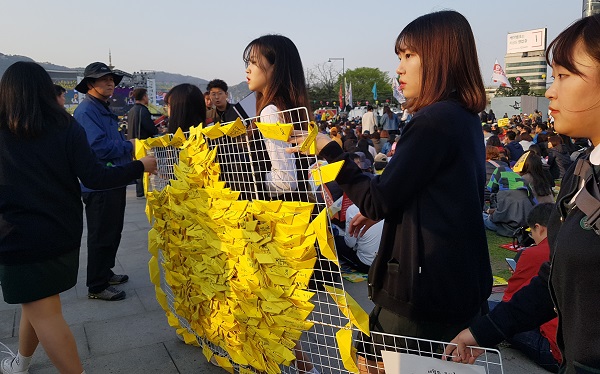 한 고등학교 학생회장 발언 무대에 함께 하기 위해 무대로 옮기고 있는 세월호 노란 종이배 모형이다.