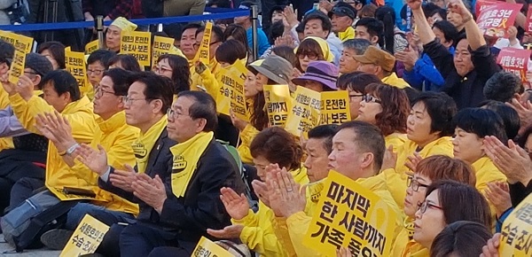 박원순 서울시장과 이재명 성남시장이 세월호 3주기 행사에 유가족들과 나란히 앉아 있다.