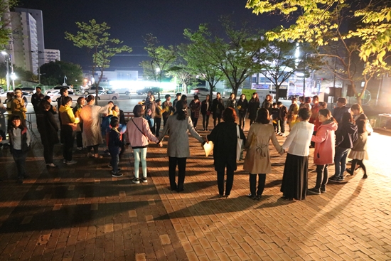 문화제 마지막 순서로 참가자들이 리본 모양으로 인간띠 잇기 행사를 진행했다.