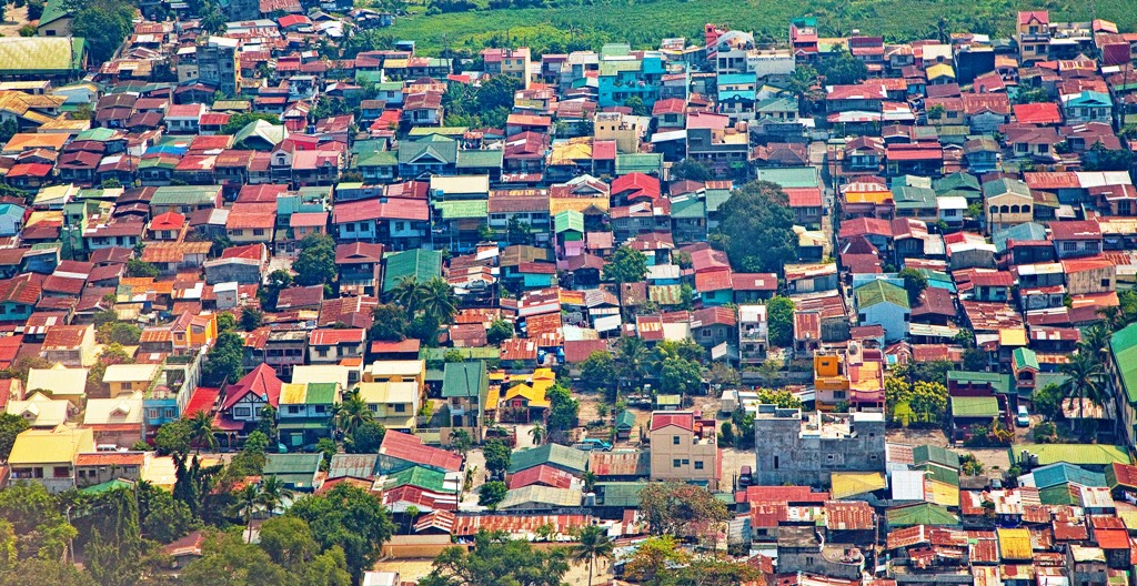 비행기에서 내려다본 필리핀의 한 도시. 낡은 지붕이 가난의 풍경을 만들어내고 있다. 하지만, 저 지붕 아래 인간의 삶까지 남루한 건 아니다.