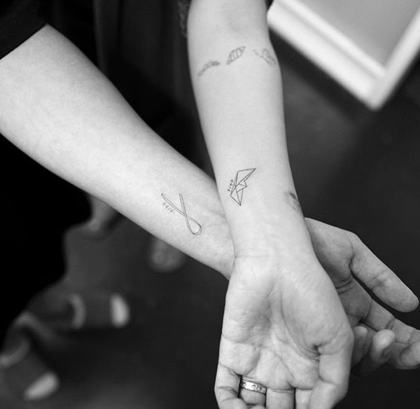 힙합뮤지션 허클베리피씨는 아내와 함께 세월호를 상징하는 타투를 함께 했다. 허클베리피씨는 리본을, 아내는 종이배를 새겼다.