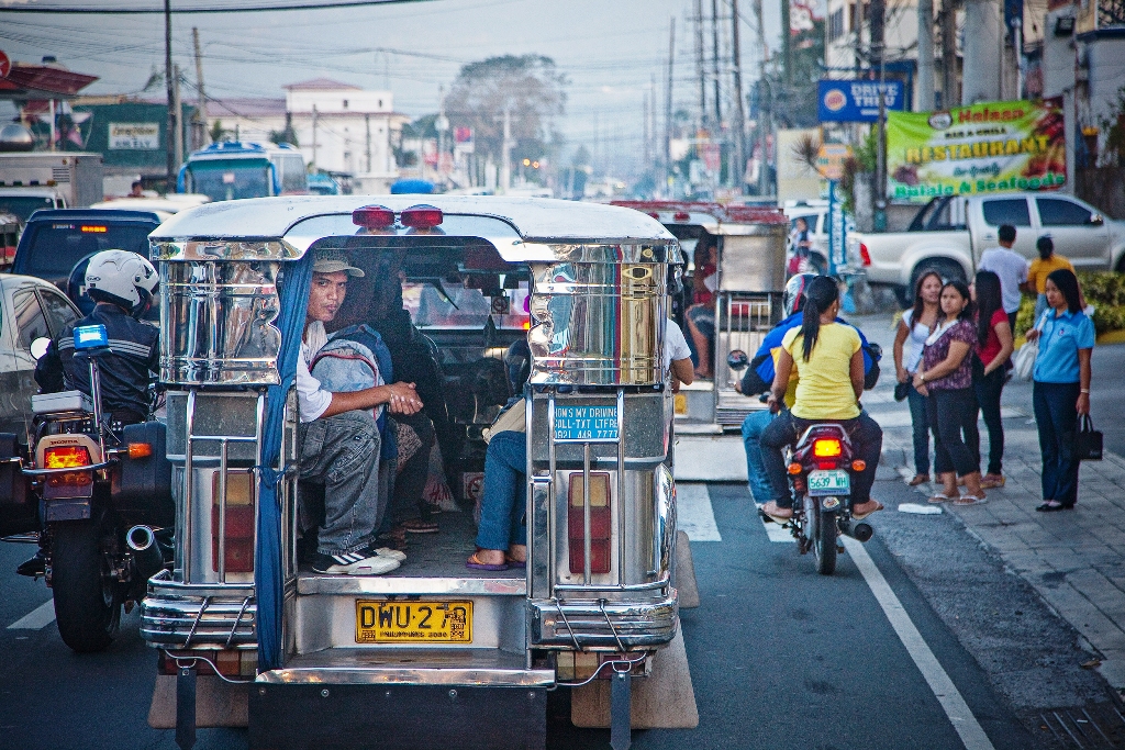 필리핀 거리. 지프니(jeepny)에 올라 각자의 목적지를 향하는 사람들.
