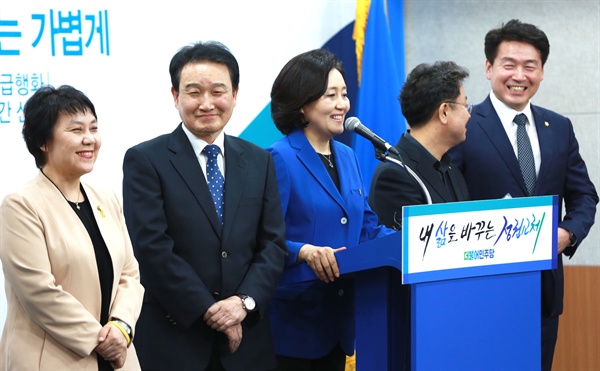 더불어민주당 박영선 전 원내대표(왼쪽 세번째)와 변재일 의원(왼쪽 두번째)이 16일 오후 서울 여의도 민주당 당사 브리핑룸에서 문재인 대선후보 선대위 합류 기자회견을 하고 있다.