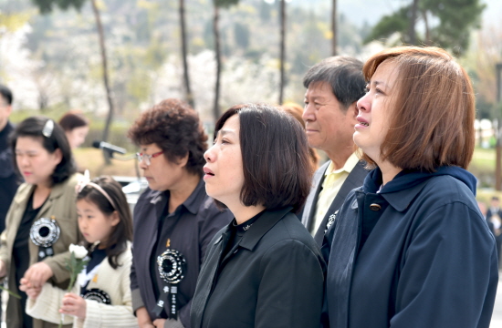 세월호 참사 3주기를 맞이해 인천추모관이 있는 인천가족공원에서 16일 오전 일반인 희생자 추모식이 열렸다. 추모식에 참석한 유가족들이 헌화에 앞서 희생자를 그리며 눈물을 흘리고 있다.