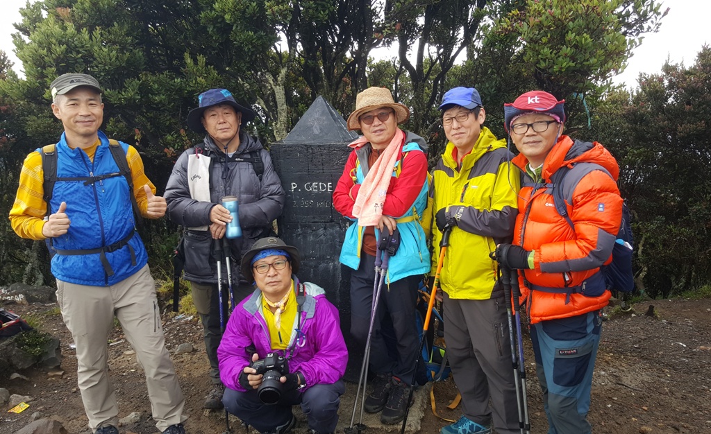  그대산 정상에서 표지석을 배경으로 