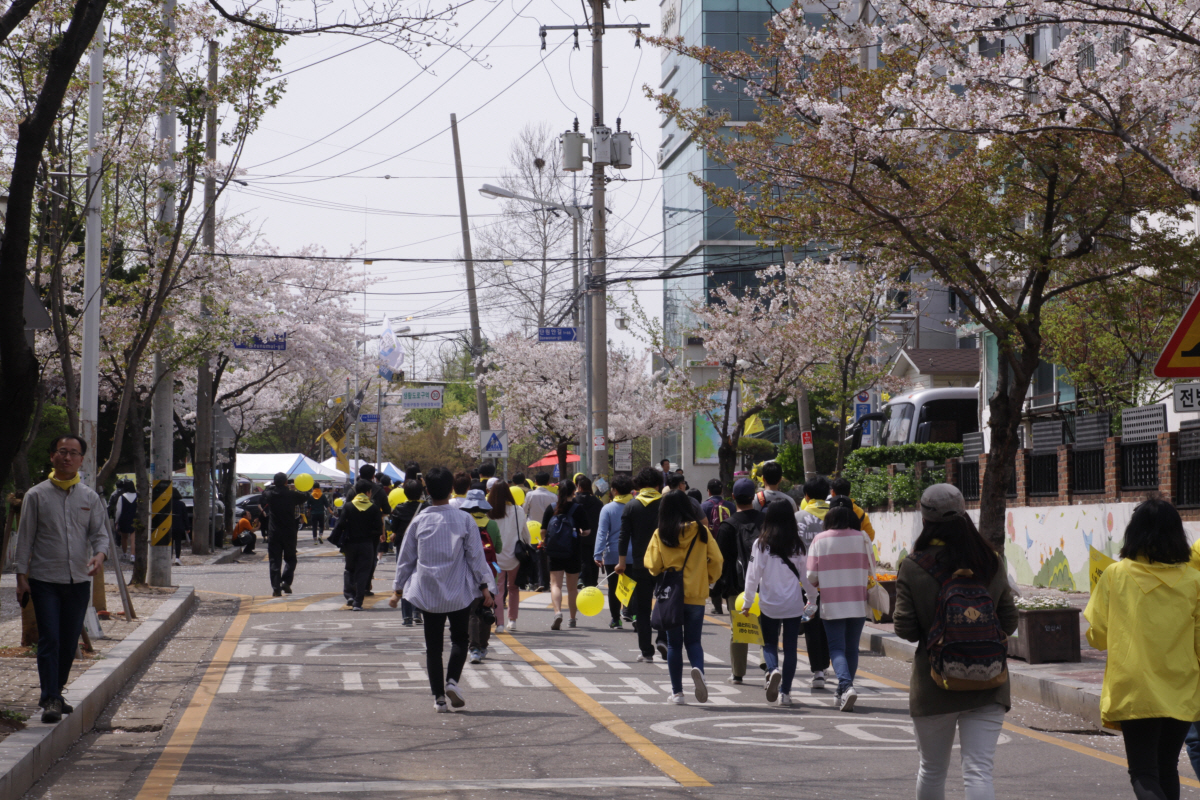 이 길만 지나면 단원고 정문이 보입니다.