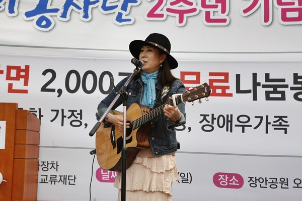 노래기부를 하고 있는 가수 김나은