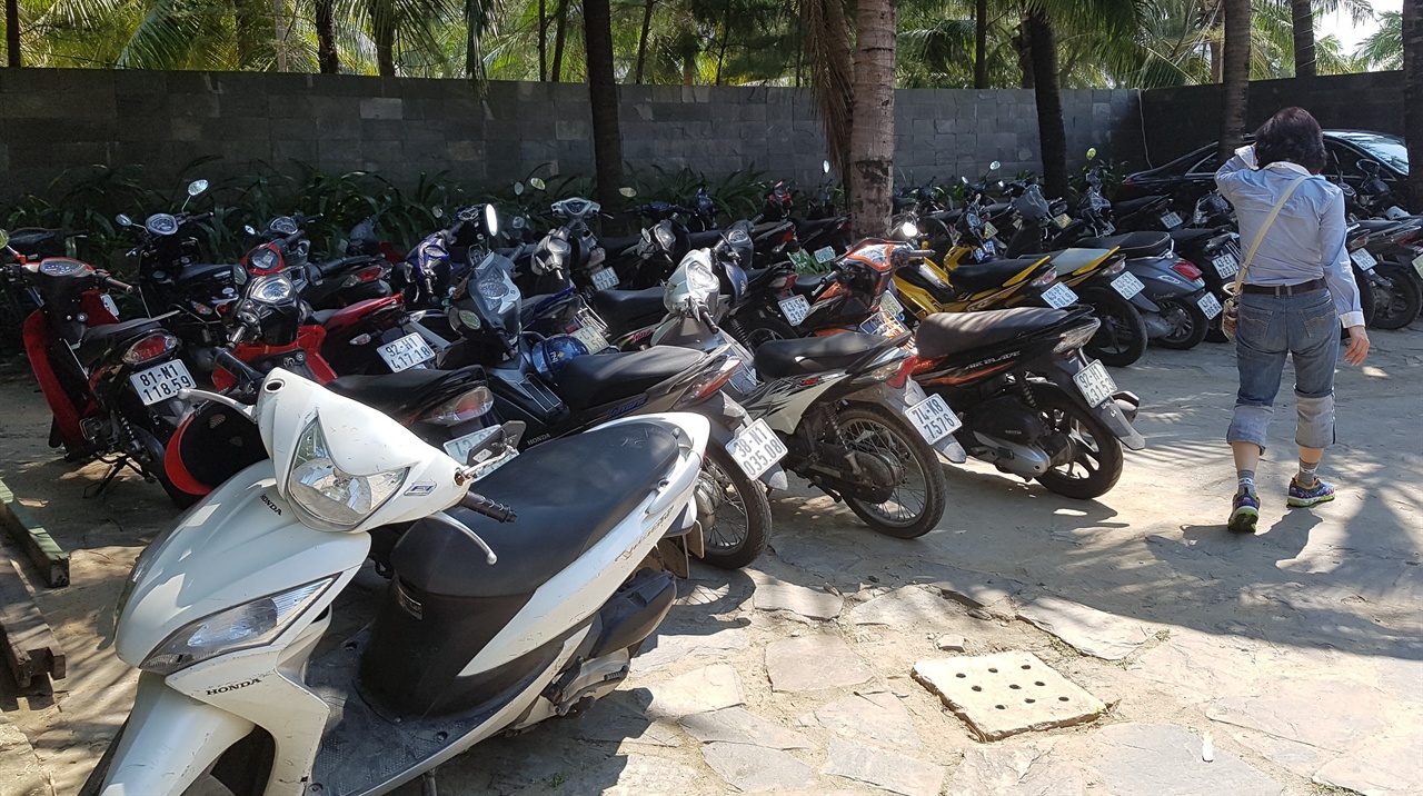 음식점 주차장에는 수많은 오토바이가 세워져 있습니다.