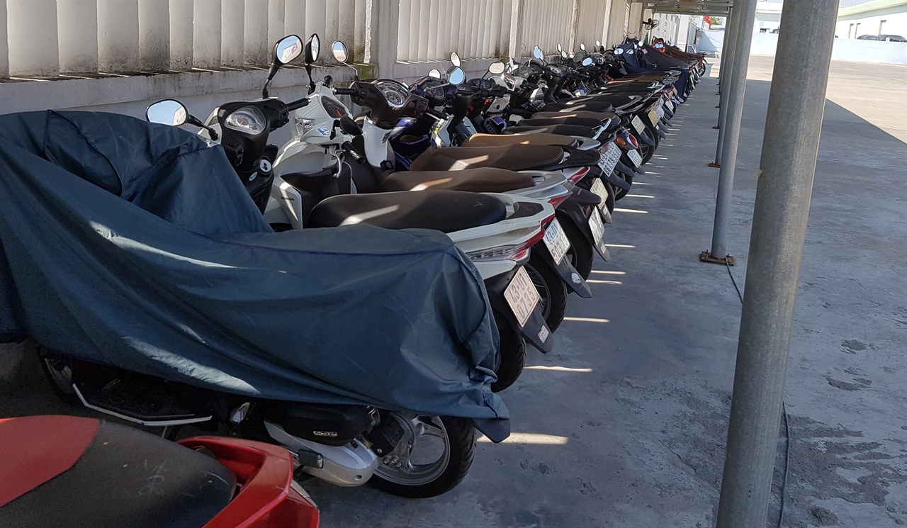 베트남 쇼핑센터에서의 오토바이 주차대열