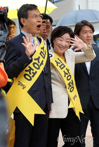 정의당 심상정 대선후보가 17일 오전 서울 구로디지털단지역 인근에서 남편인 이승배씨와 함께 유세출정식을 기다리며 웃고 있다. 