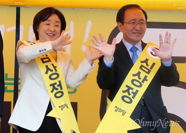 정의당 심상정 대선후보가 17일 오전 서울 구로디지털단지역 인근에서 열린 유세출정식에서 노회찬
 국회의원과 함께 지지를 호소하고 있다.