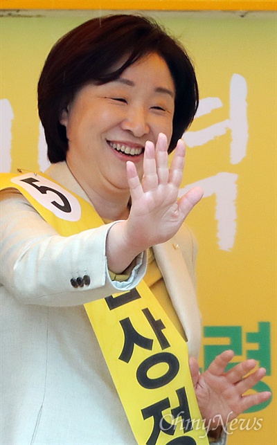 정의당 심상정 대선후보가 17일 오전 서울 구로디지털단지역 인근에서 열린 유세출정식에서 지지를 호소하고 있다.