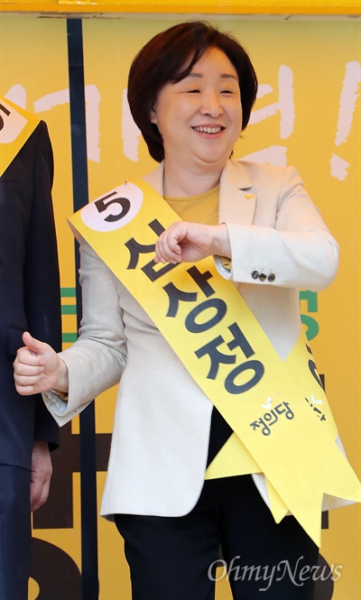 정의당 심상정 대선후보가 17일 오전 서울 구로디지털단지역 인근에서 열린 유세출정식에서 음악에
 맞춰 춤을 추며 지지를 호소하고 있다.
