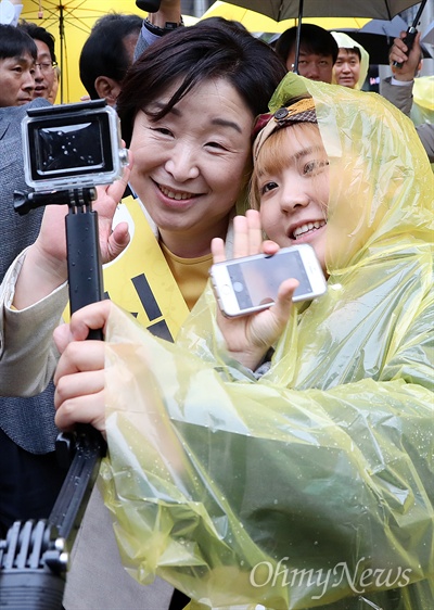  정의당 심상정 대선후보가 17일 오전 서울 구로디지털단지역 인근에서 열린 유세출정식에서 지지자들과 사진을 찍고 있다.