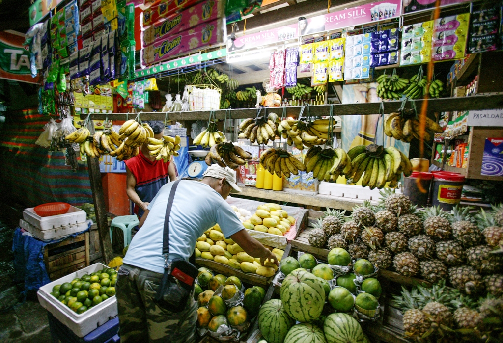 풍부한 열대과일은 필리핀의 매력 중 하나다. 구멍가게에 진열된 각종 과일이 먹음직스럽다.