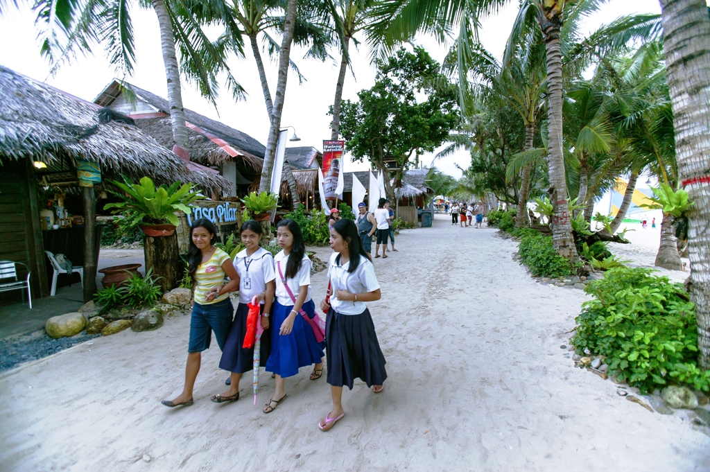 나란히 줄지어 걸어가는 필리핀 소녀들. 이들의 환한 미소가 아직도 기억 속에 선명하다.