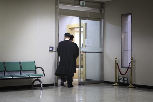 메탄올로 시력을 잃은 또 다른 피해자 김영신씨가 4월 7일 인천지방법원 부천지원을 찾아 가해자의 파견법 위반 사건 기록을 열람했다. 영신씨 눈에 판사들이 법정에 들어가는 모습이 들어왔다.