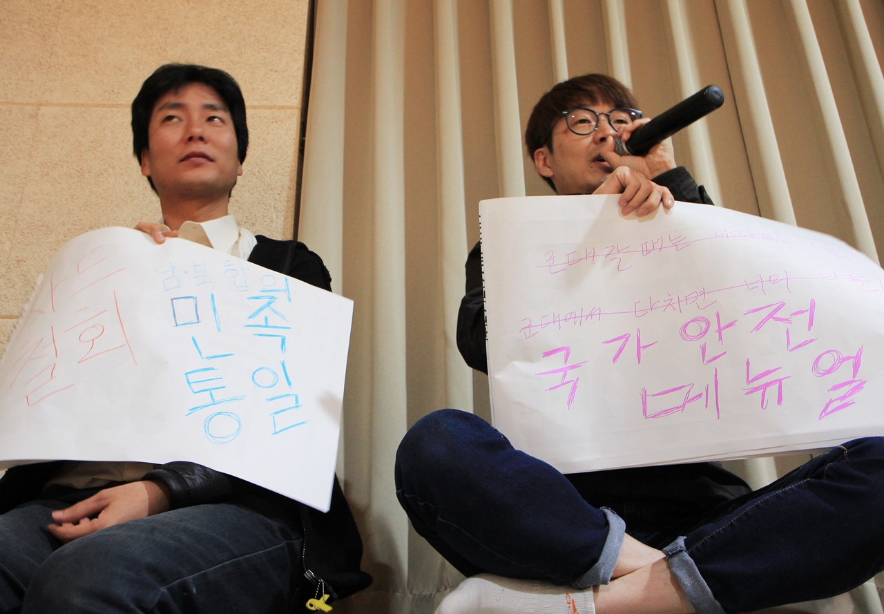 은평구 청년이 박주민 의원에게 국가안전 메뉴얼에 대해 질문하고 있다.