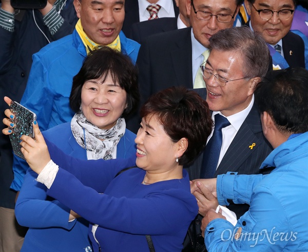 셀카의 정석 더불어민주당 문재인 대선후보가 대선 공식 선거운동 첫 날인 17일 오후 서울 광화문 광장을 찾아 시민들의 요청에 인증샷을 찍고 있다. 