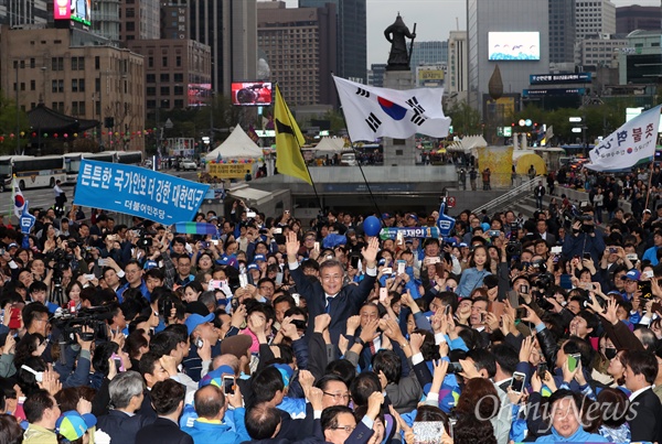 다시 광화문 광장에 선 문재인 더불어민주당 문재인 대선후보가 대션 공식 선거운동 첫 날인 17일 오후 서울 광화문 광장을 찾아 시민들에게 손을 흔들고 있다. 