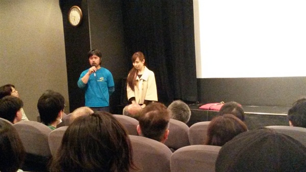  영화 시작에 앞서 가사이 감독(오른쪽)과 영화에 출연한 기무라씨가 인사하고 있다.