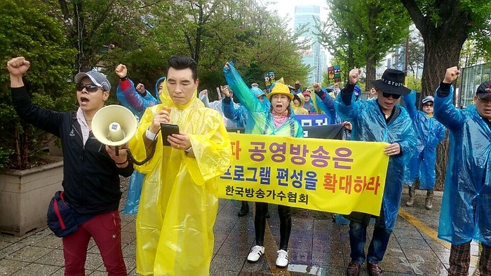  한국방송가수협회 회원들이 기자회견을 한 후 평화 행진을 하고 있다.