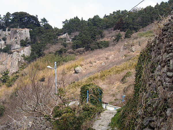 마을과 이어진 산자락 모습. 이런 가파른 곳에서 사람이 살았다는 게 놀랍다. 히말라야 산중턱 마을 모습과 비슷했다