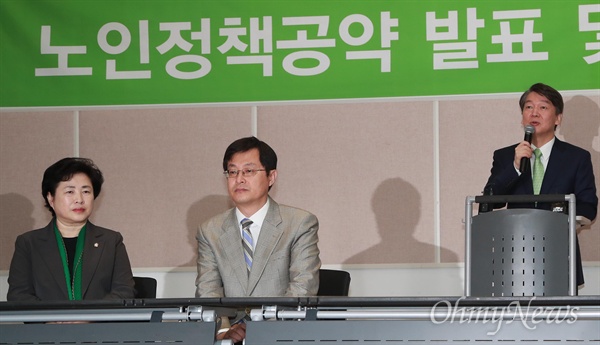 안철수 국민의당 대선후보가 18일 오전 대전 유성구 카이스트 학생회관에서 노인정책공약을 발표하고 있다.
