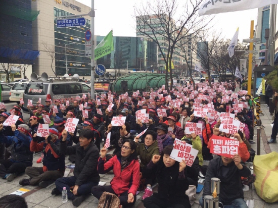 박근혜는 파면 구속 되었지만, 노동자들의 삶은 나아진게 없다. 지금도 노동자들의 투쟁은 계속되고 있다.