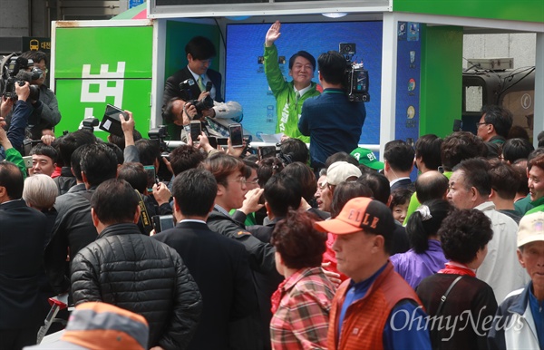 안철수 국민의당 대선후보가 18일 오전 대전 동구 중앙시장을 찾아 ‘시민이 이깁니다’ 국민승리 유세를 펼치며 유권자들에게 지지를 호소하고 있다.