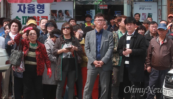 안철수 후보 연설 경청하는 시민들 안철수 국민의당 대선후보가 18일 오전 대전 동구 중앙시장을 찾아 ‘시민이 이깁니다’ 국민승리 유세를 펼치자, 지나가던 시민들이 발걸음을 멈추고 안 후보의 연설을 지켜보고 있다.