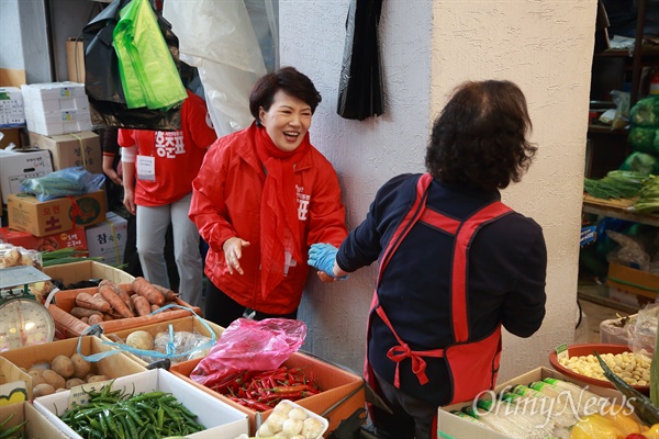 자유한국당 홍준표 대선후보 부인 이순삼씨가 18일 오전 서울 관악구 신림동 신원시장에서 상인과 시민들을 만나며 지지를 부탁하고 있다.
