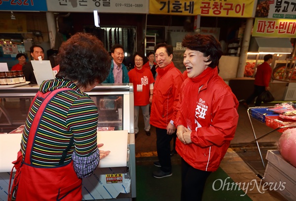 자유한국당 홍준표 대선후보 부인 이순삼씨가 18일 오전 서울 관악구 신림동 신원시장에서 상인과 시민들을 만나며 지지를 부탁하고 있다.