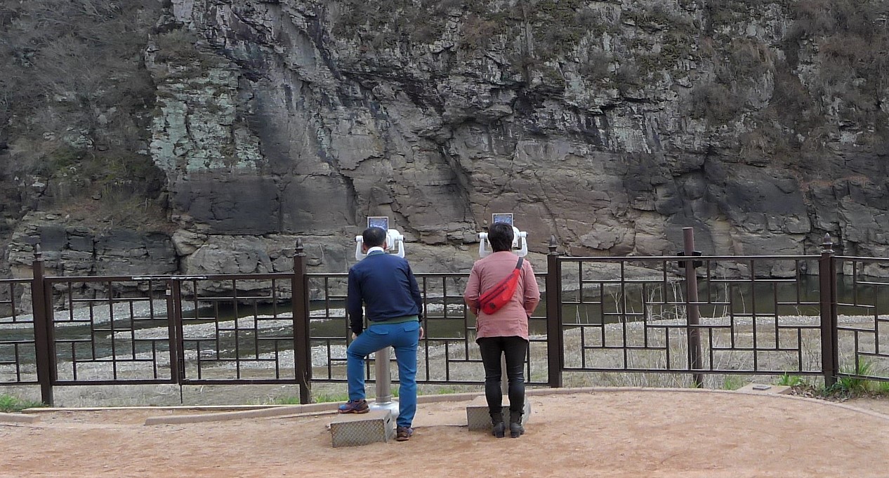 반구대암각화 현장 울산광역시 울주군 대곡리에 있는 반구대암각화. 여행객들이 대형쌍안경으로 암각화를 살펴보고 있다.