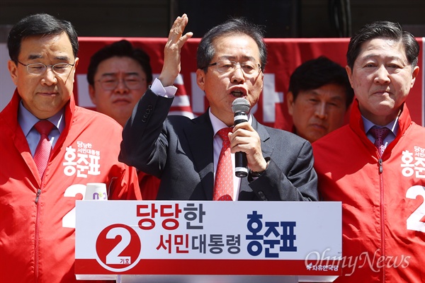 자유한국당 홍준표 대선후보가 18일 오후 부산 진구 서면 천우장 일대에서 집중유세를 펼치고 있다. 