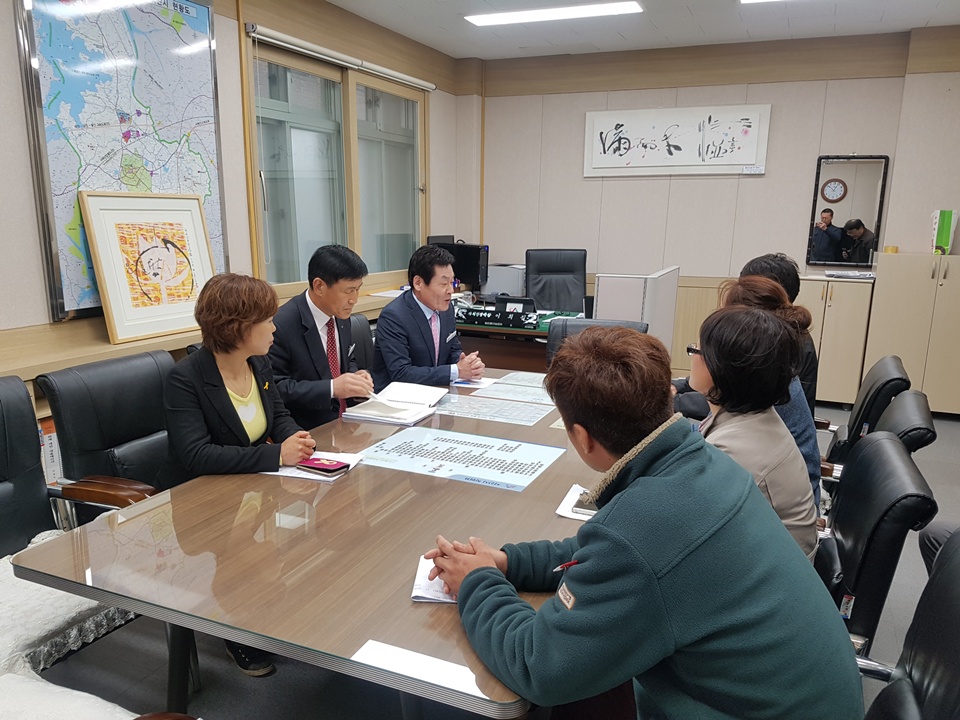  18일 서산시청 정문앞에서는 서산시청의 '세월호 기억문화제' 홍보 만장 철거 규탄 기자회견을 마친 서산시민단체 대표들이 서산시청 관계자들을 만나 항의하고 있다.