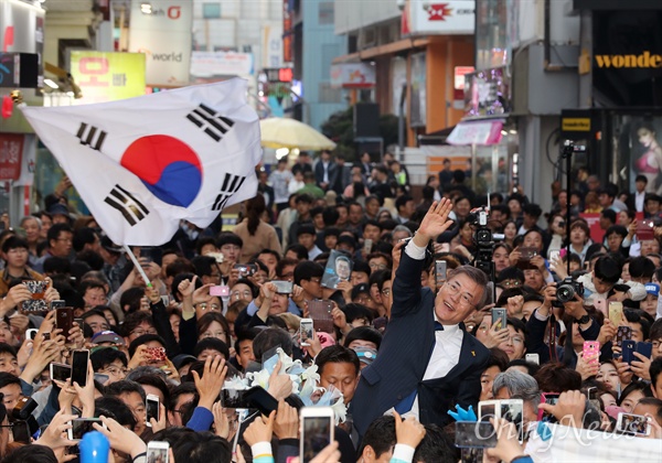 광주 충장로에 선 문재인  18일 오후 광주 충장로 거리유세에 나선 문재인 더불어민주당 대선후보가 환호하는 시민들을 향해 손을 흔들고 있다. 