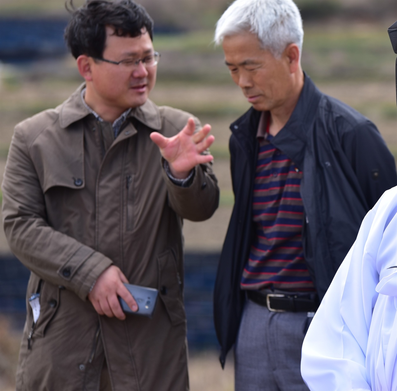 충남역사문화연구원 유병덕 님과 김삼현 님(오른쪽) 홍산 보부상 축제에 앞서 홍산 보부상 마지막 영위였던 김 재련 님의 묘소에서 고유제 준비 중인 장면.