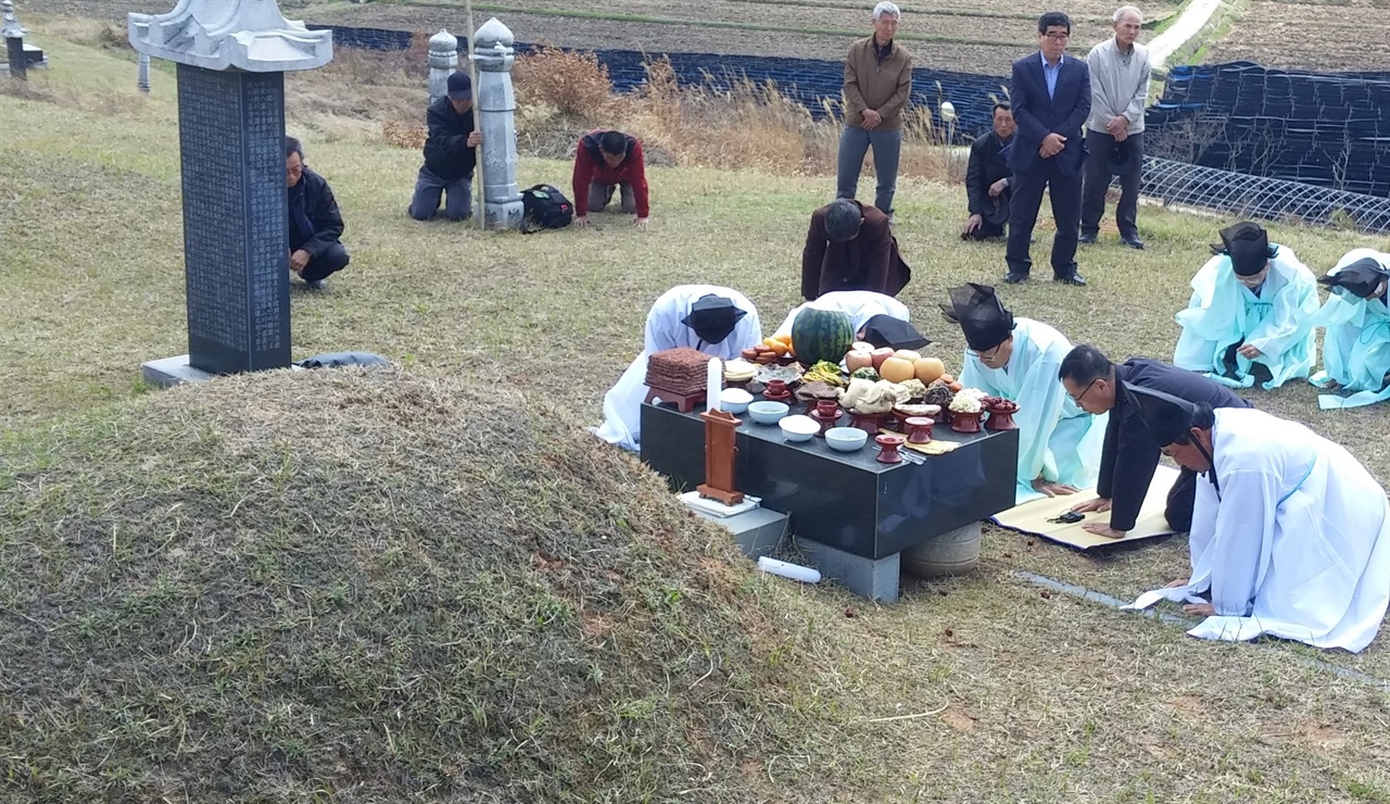 홍산 보부상 축제에 앞서 보부상 마지막 영위였던 김재련 님의 묘소에서 고유제를 지내고 있다.